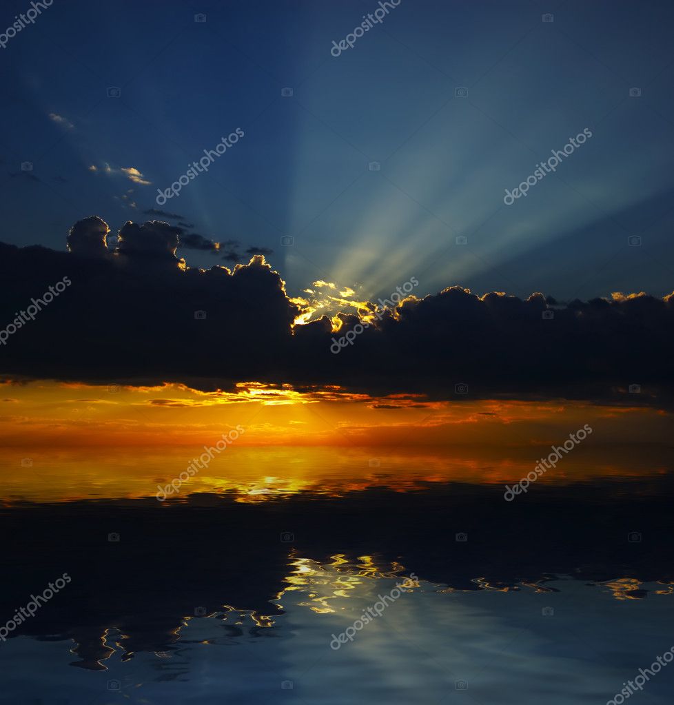 Biblia abierta con amanecer