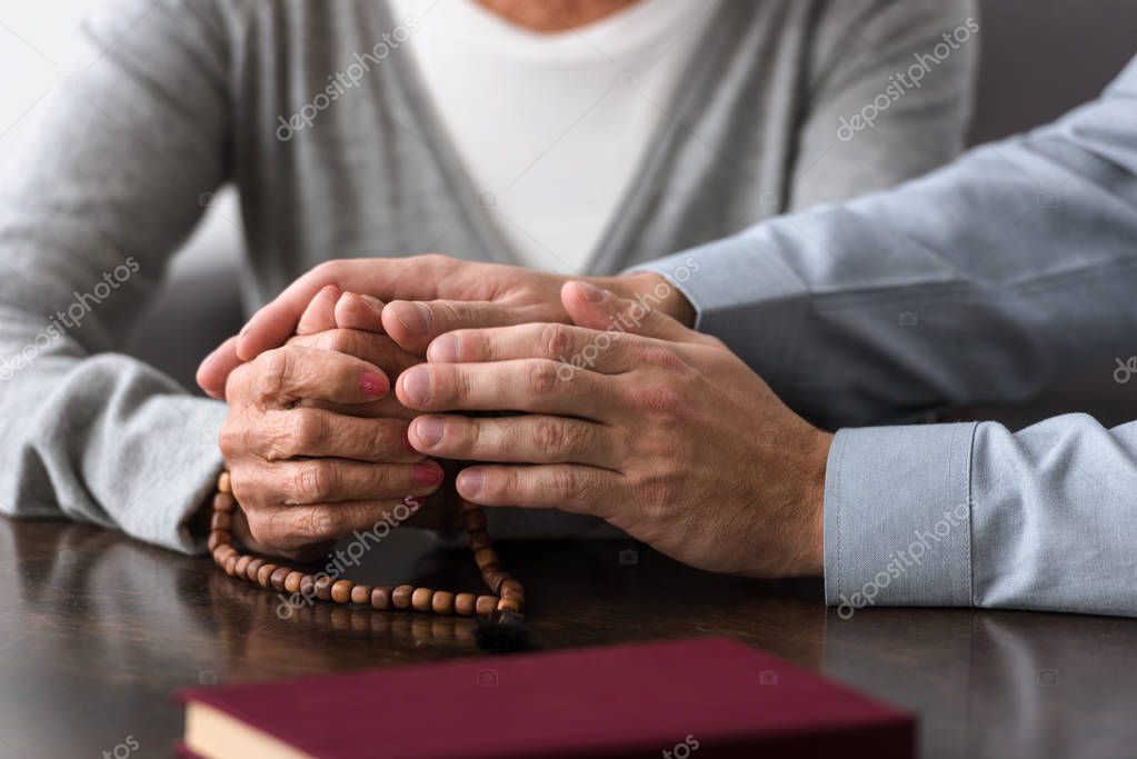 Familia orando en casa
