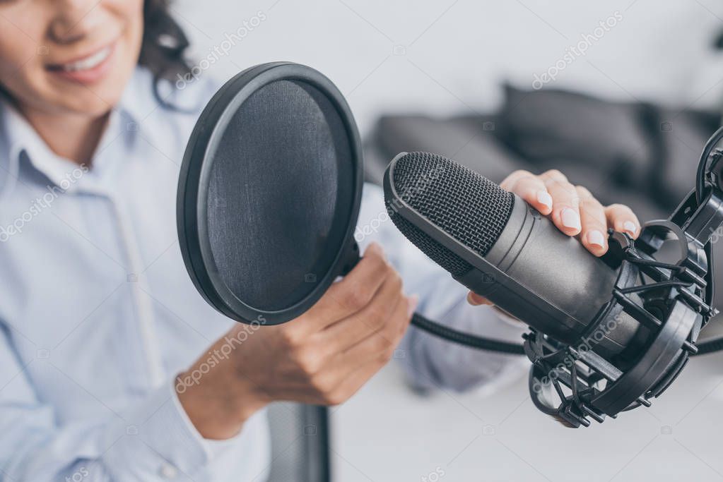 Priscila conduciendo un programa juvenil