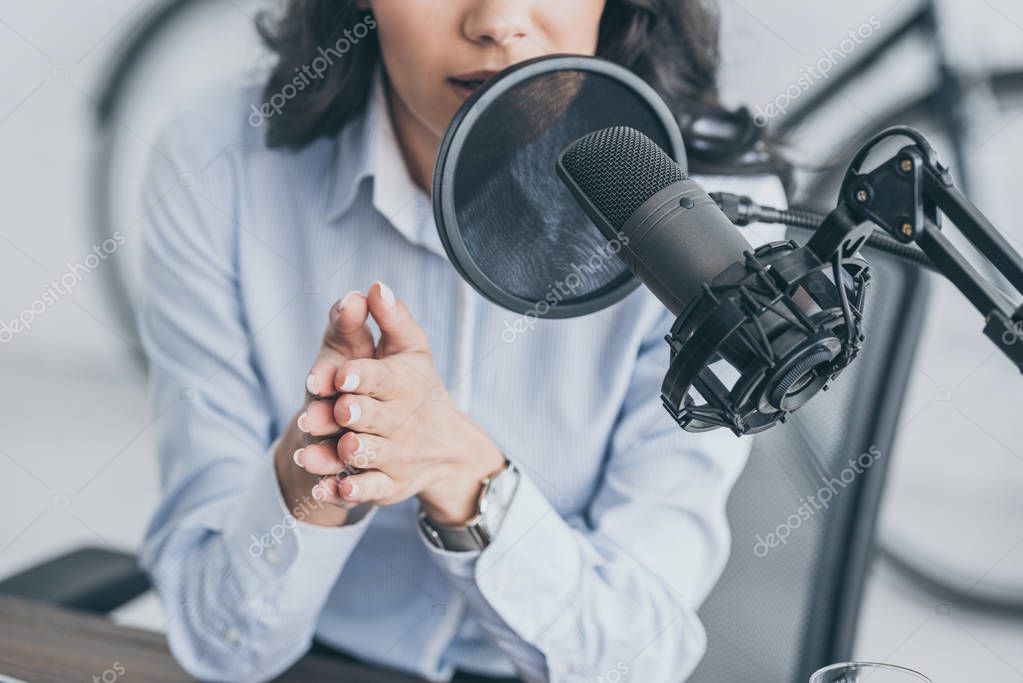 Ana, locutora en cabina de radio