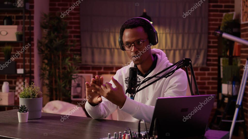 Daniel en un estudio nocturno