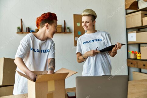 Personas unidas apoyando la misión de la radio